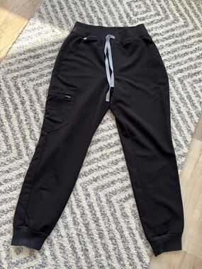 Figs Women's Jogger Scrub Pants Black with Gray Drawstring and Zipper Pocket